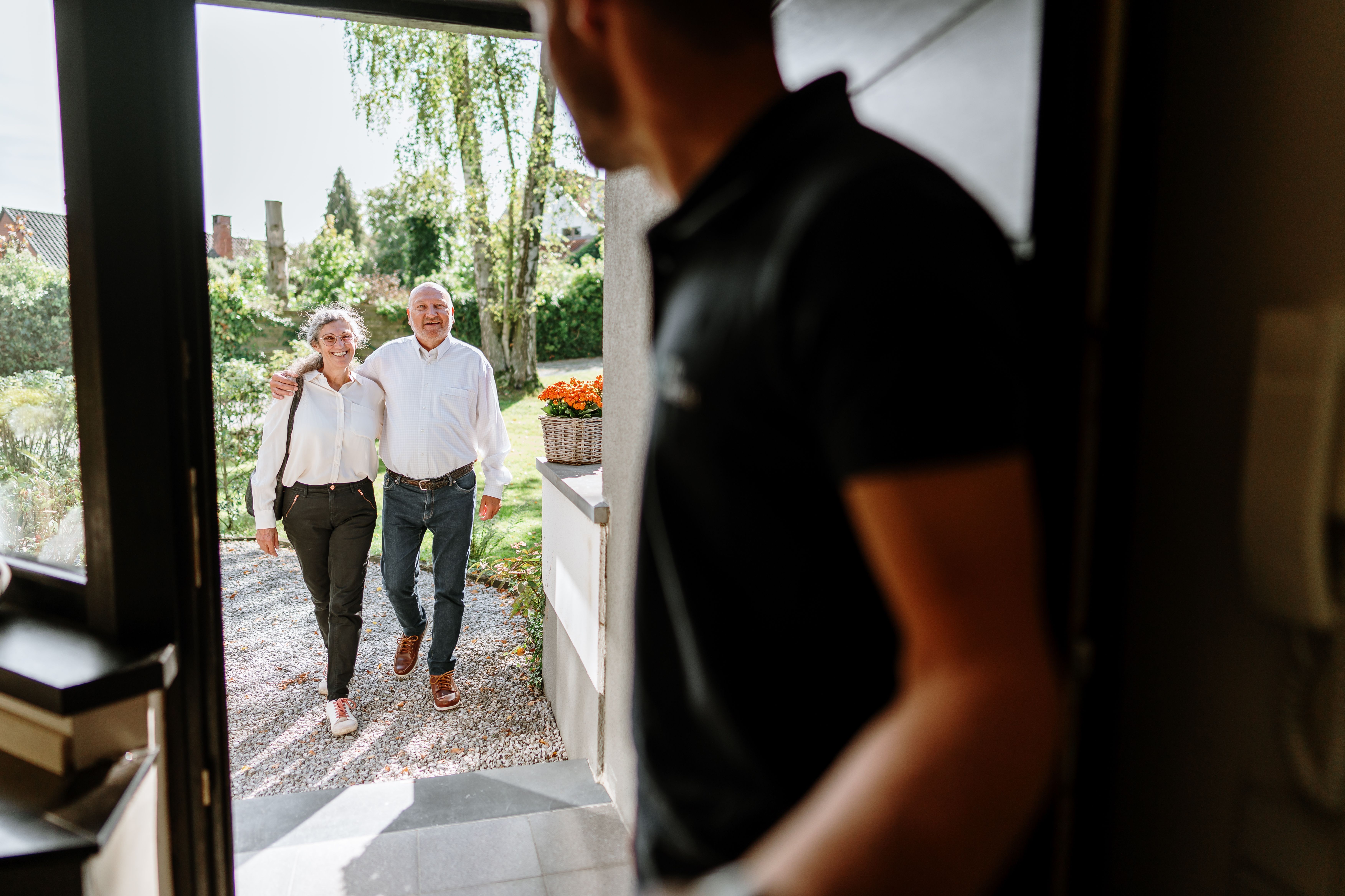 Agent immobilier We Invest accueillant des clients pour une visite immobilière à Waterloo