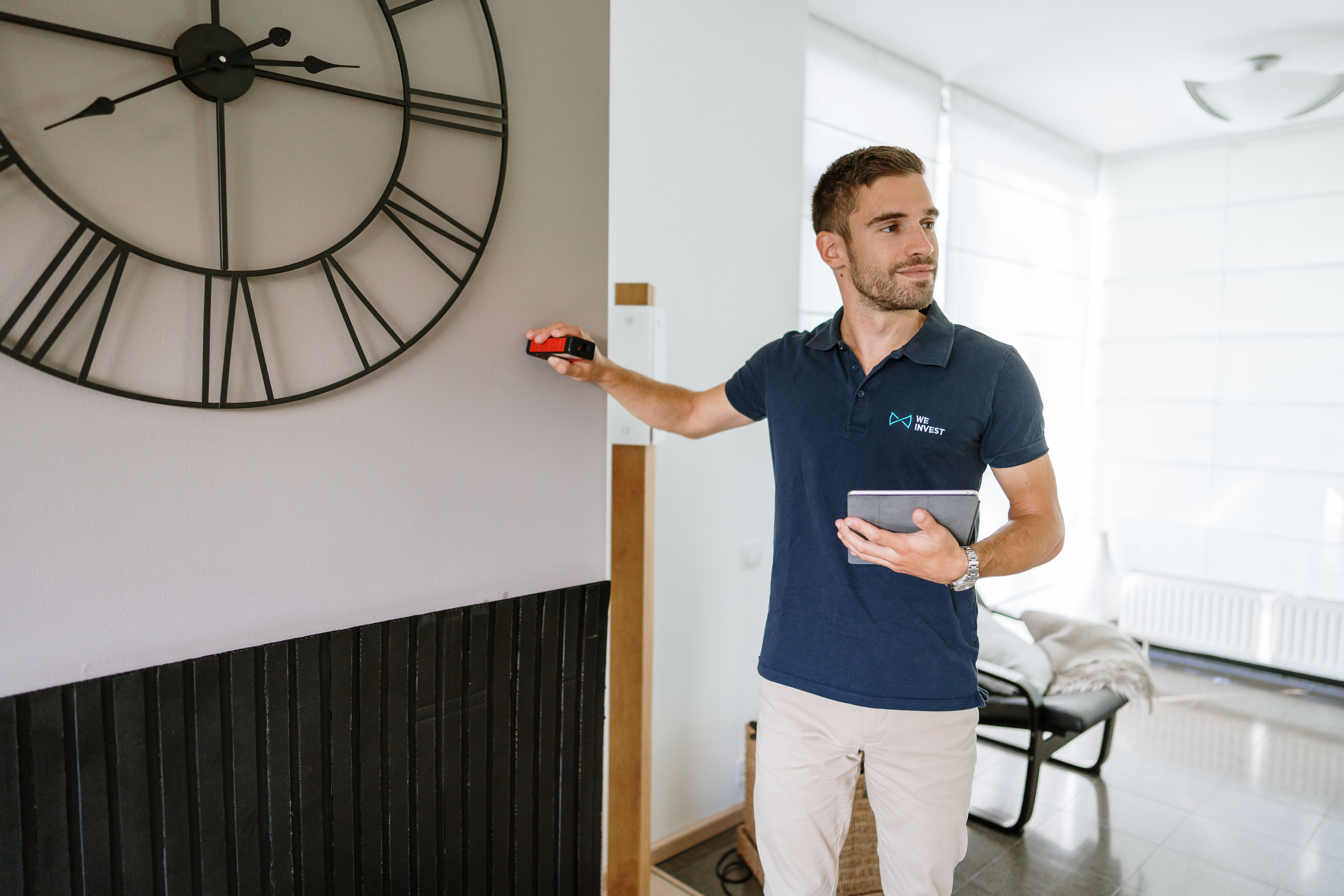 Agent immobilier We Invest réalisant un rapport d'estimation à Waterloo