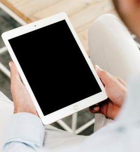 Acheteur enregistrant ses critères de recherches sur le site internet We Invest pour trouver la maison ou l'appartement idéal